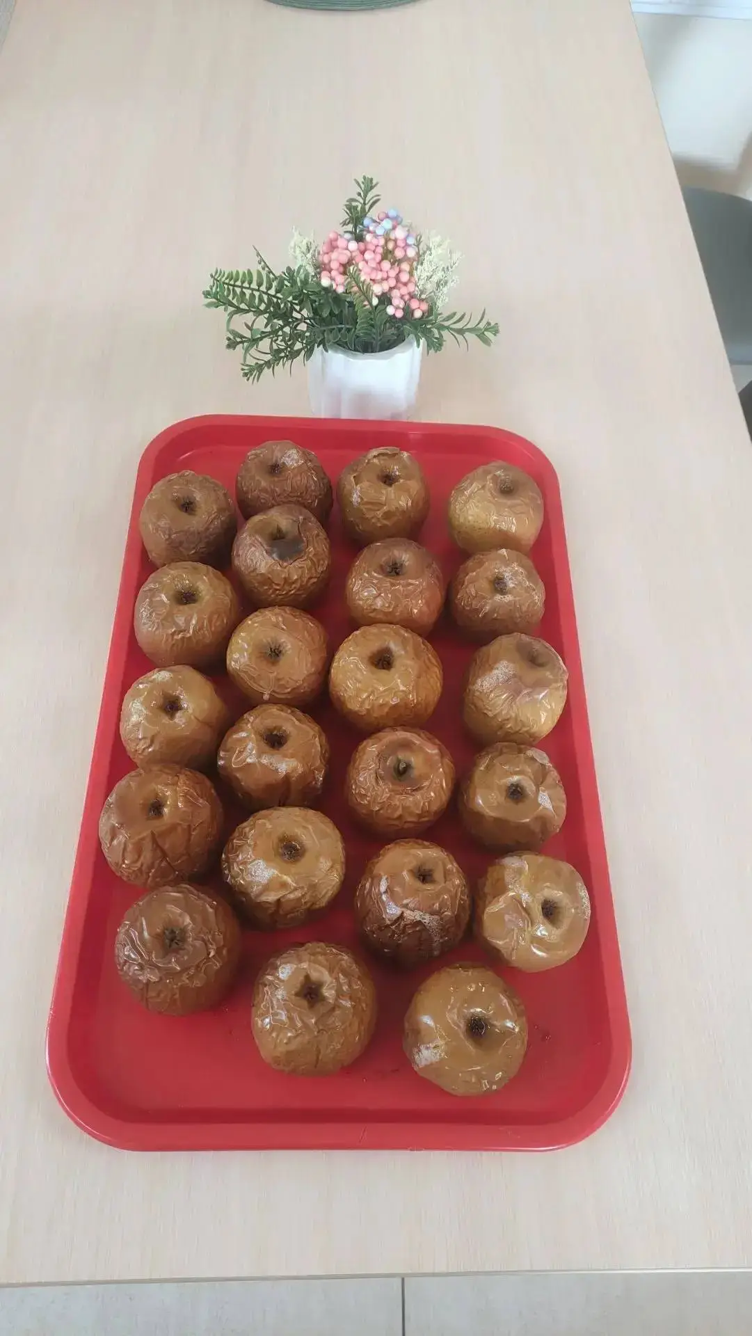Печёные яблоки на подносе
