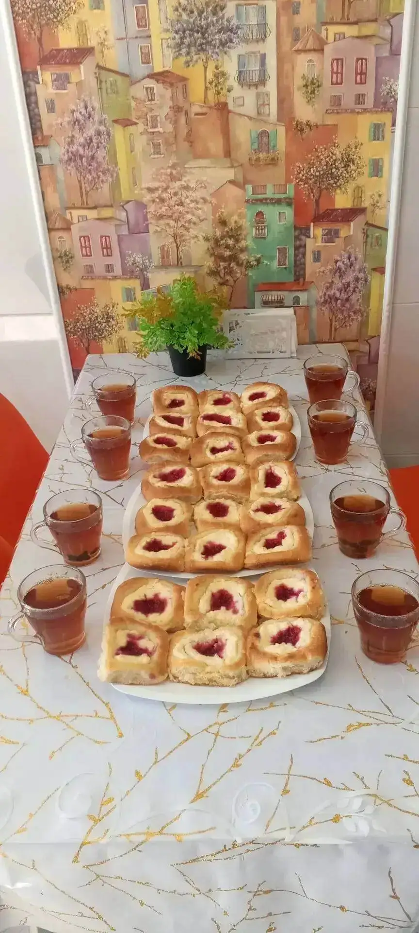 Выпечка с начинкой и чай на столе