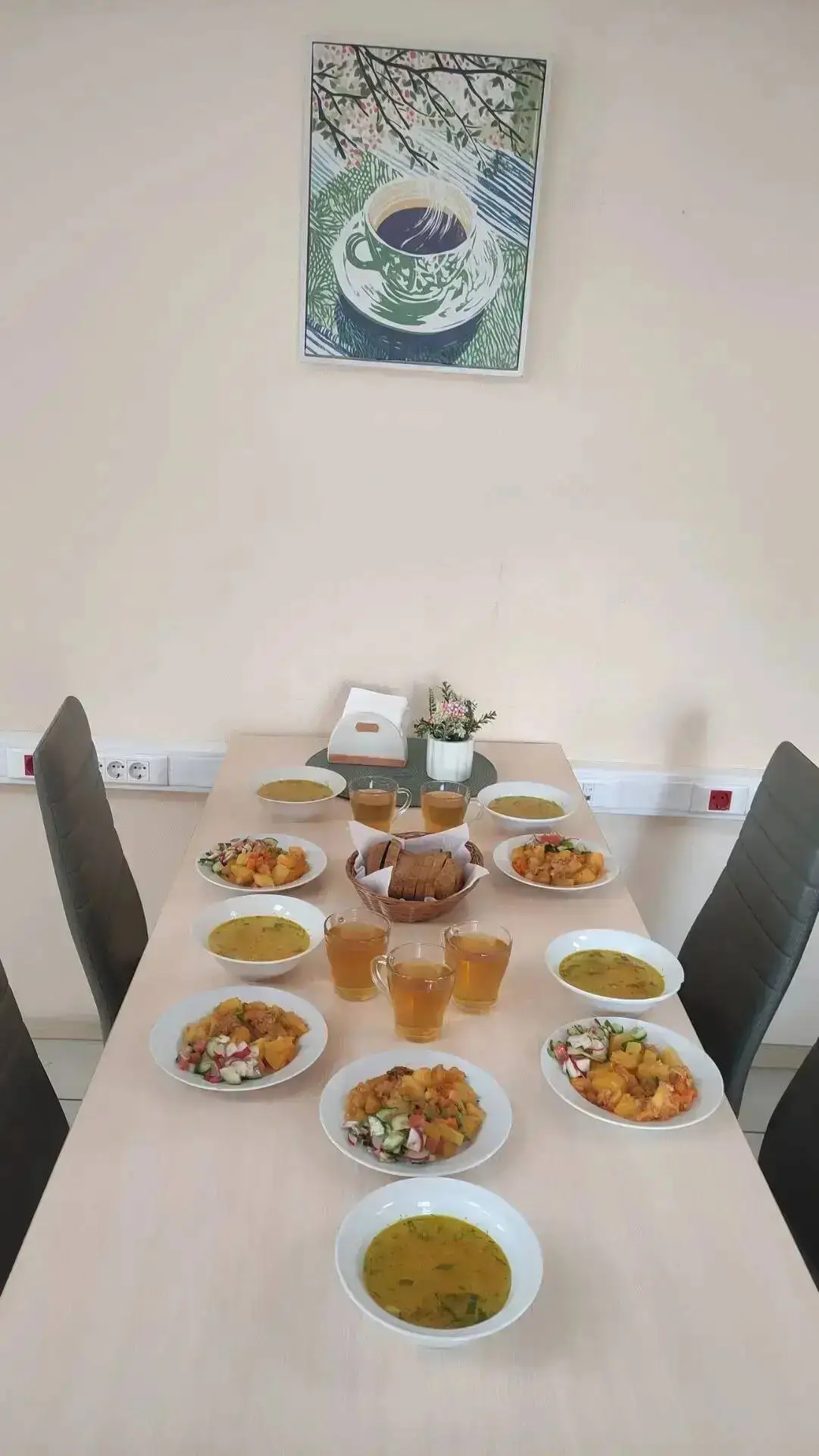 Накрытый стол с супом, горячими блюдами, салатом и напитками