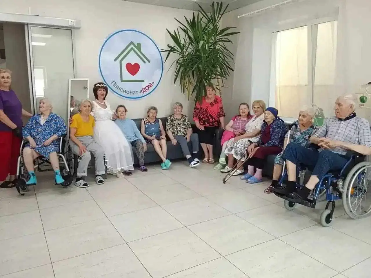 Проживающие собрались на праздник