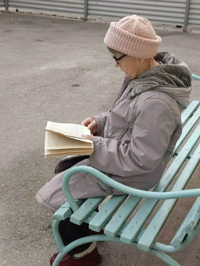 Чтение на скамейке