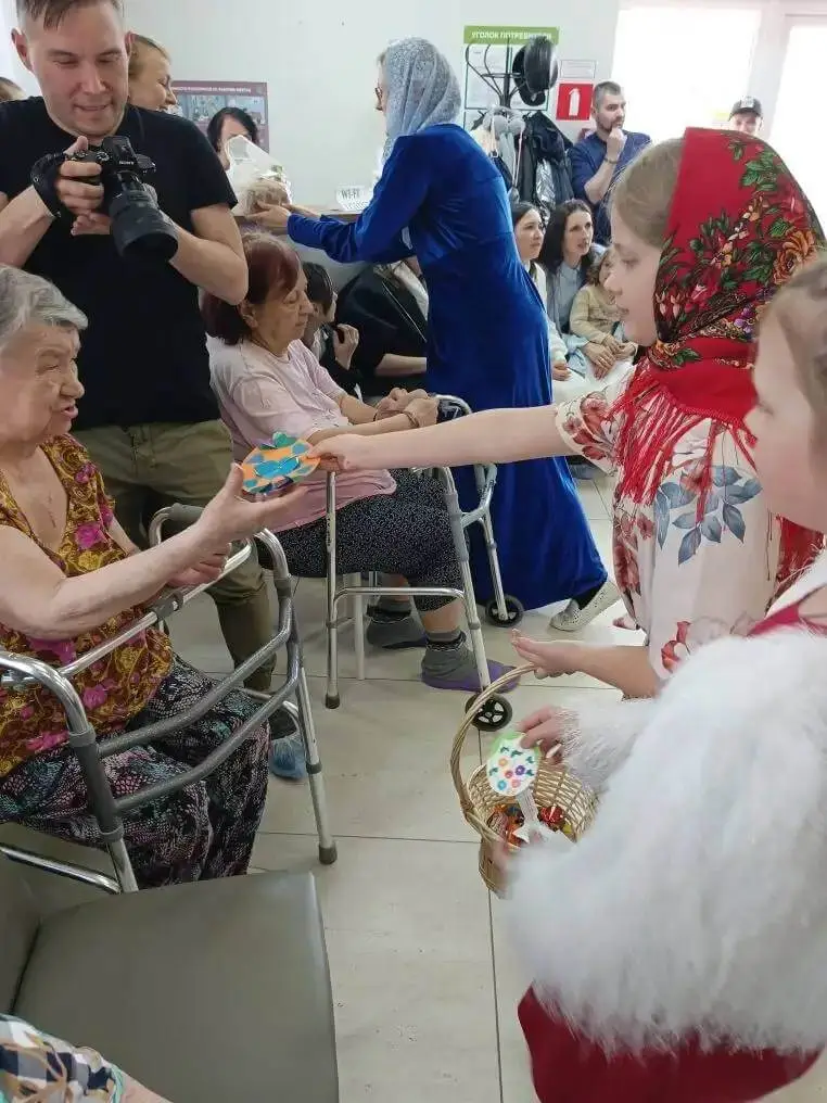 Дети дарят подарки проживающим