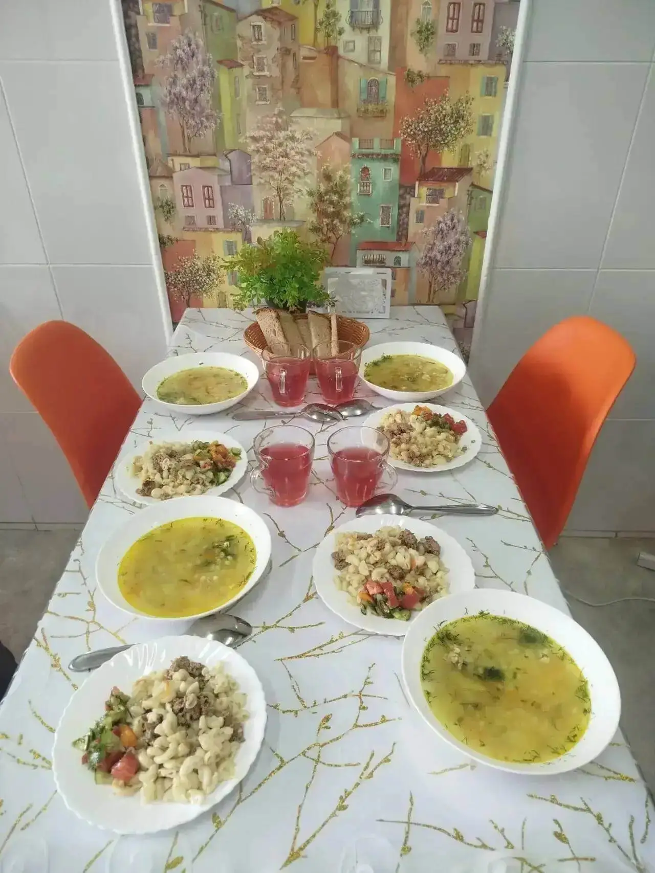 Суп, горячие блюда с макаронами и напитки
