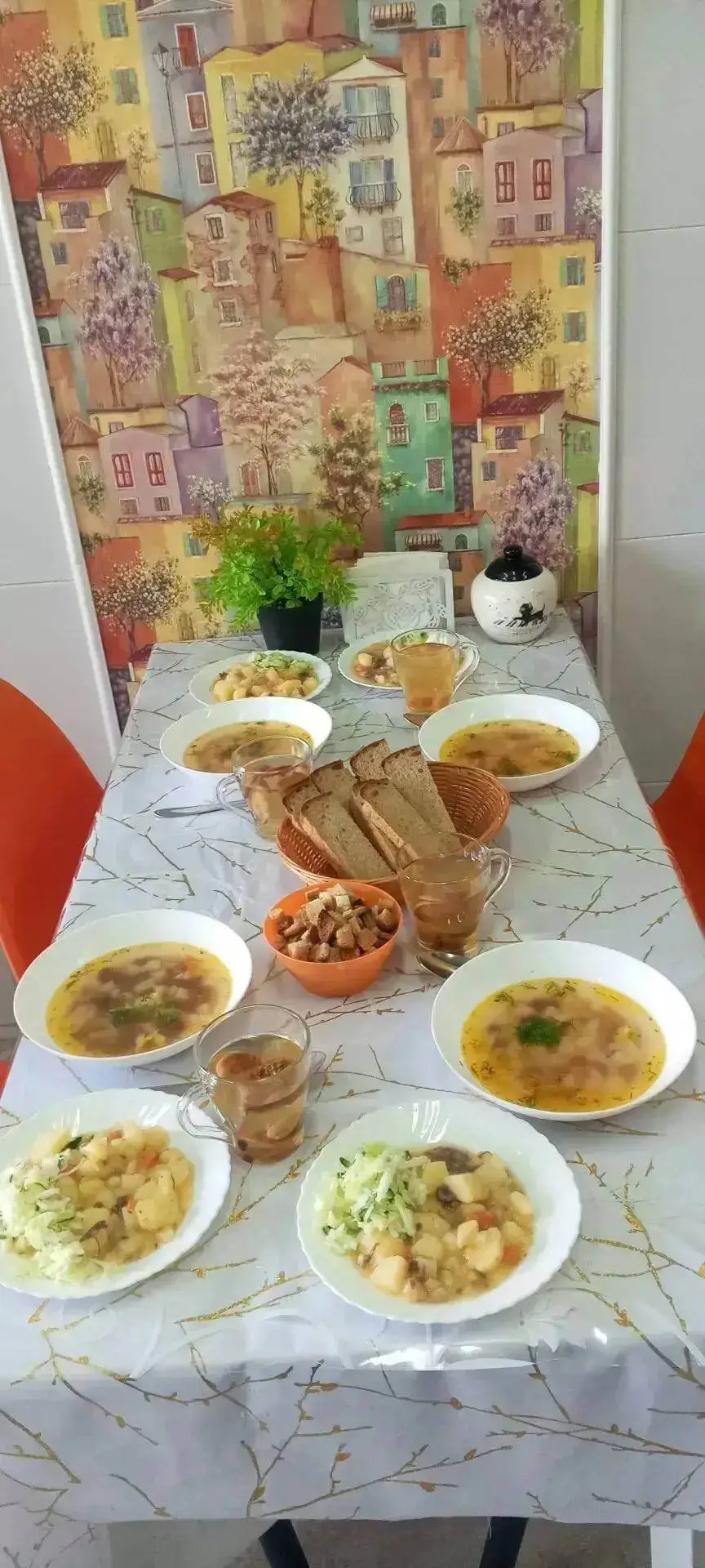Обеденный стол с супом, горячими блюдами и овощами
